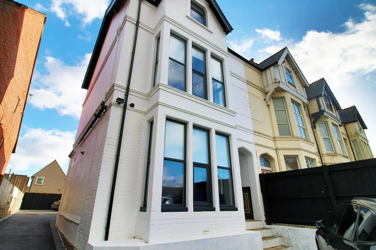 No 49 City Apartments, Perfect For Business And Leisure Stays, 10 Min Drive Into City Centre, Easy Access To Local Transport, 1Br And 2Br Available, Free Parking Cardiff Apartment