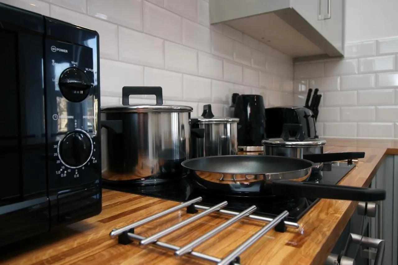 No 49 City Apartments, Perfect For Business And Leisure Stays, 10 Min Drive Into City Centre, Easy Access To Local Transport, 1Br And 2Br Available, Free Parking Cardiff