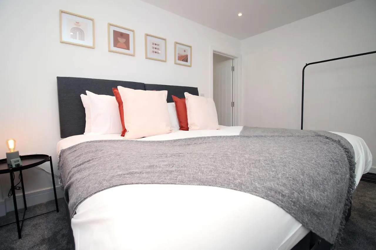 No 49 City Apartments, Perfect For Business And Leisure Stays, 10 Min Drive Into City Centre, Easy Access To Local Transport, 1Br And 2Br Available, Free Parking Cardiff Apartment