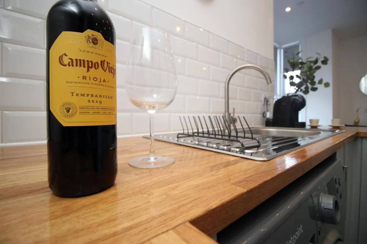 No 49 City Apartments, Perfect For Business And Leisure Stays, 10 Min Drive Into City Centre, Easy Access To Local Transport, 1Br And 2Br Available, Free Parking Cardiff