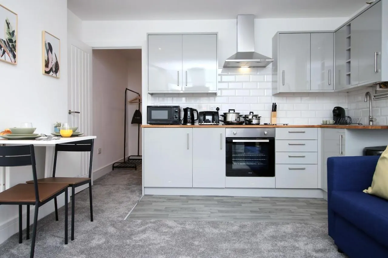 No 49 City Apartments, Perfect For Business And Leisure Stays, 10 Min Drive Into City Centre, Easy Access To Local Transport, 1Br And 2Br Available, Free Parking Cardiff Apartment